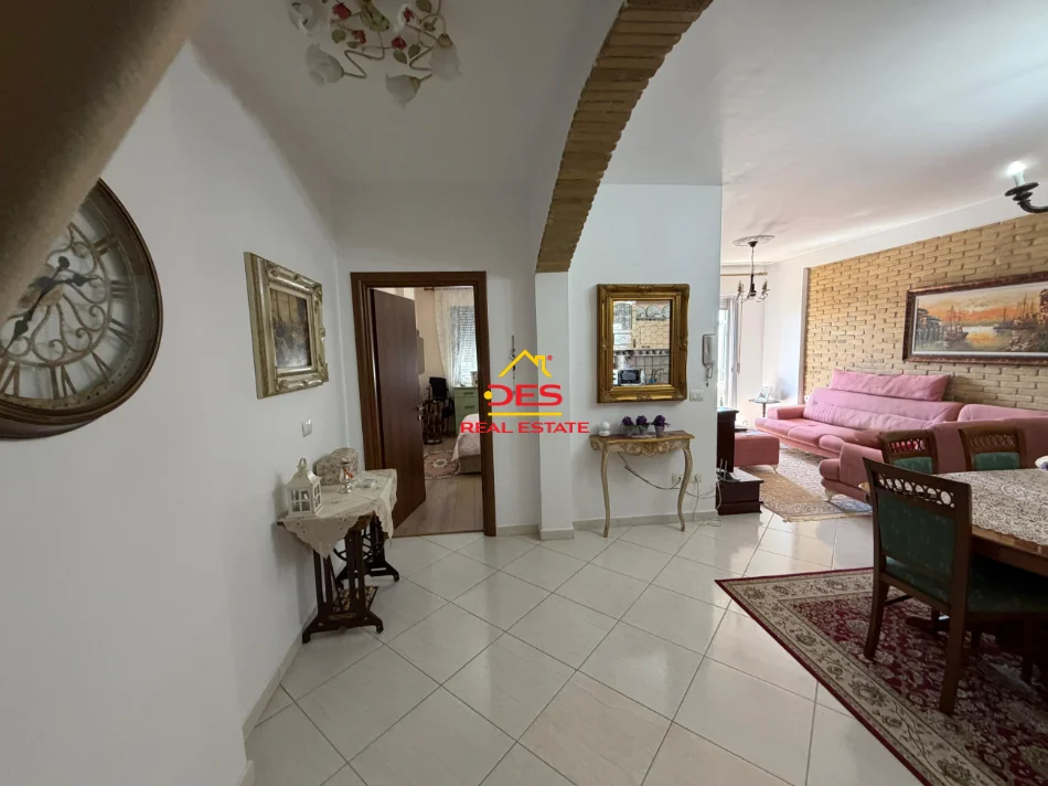 Vlore, shitet apartament 2+1+Ballkon Kati 3, 97 m² 128.000 € (Rruga Demokracia)