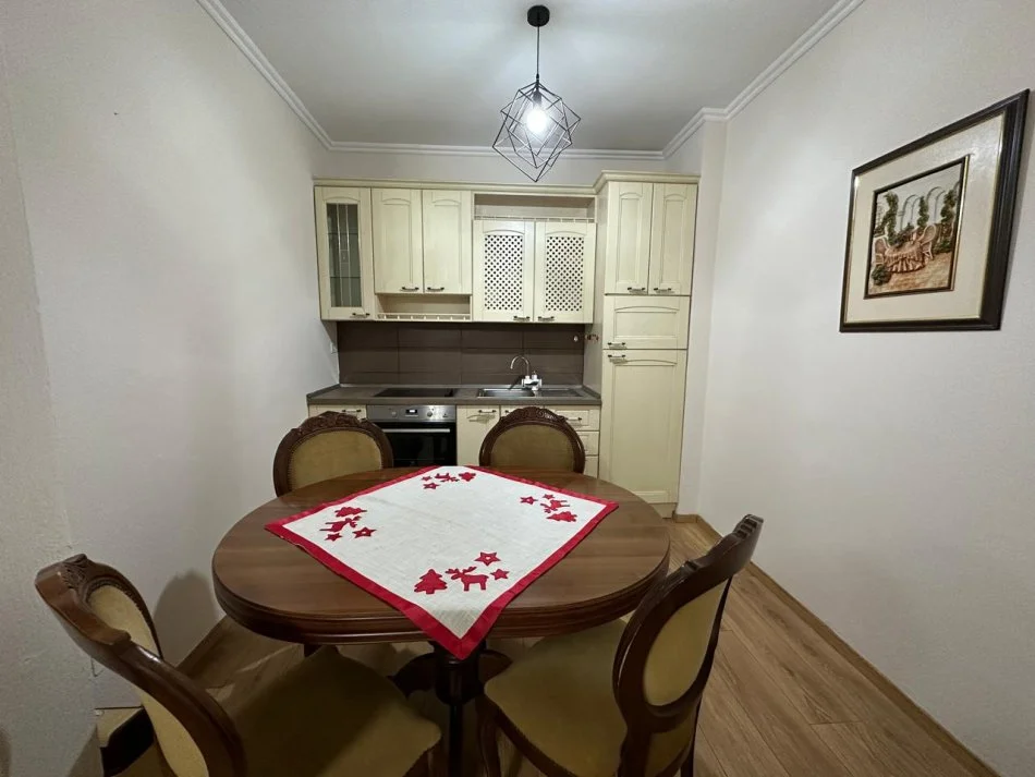 Tirane, jepet me qera apartament 2+1 Kati 5, 100 m² 800 € (Toptani Center)