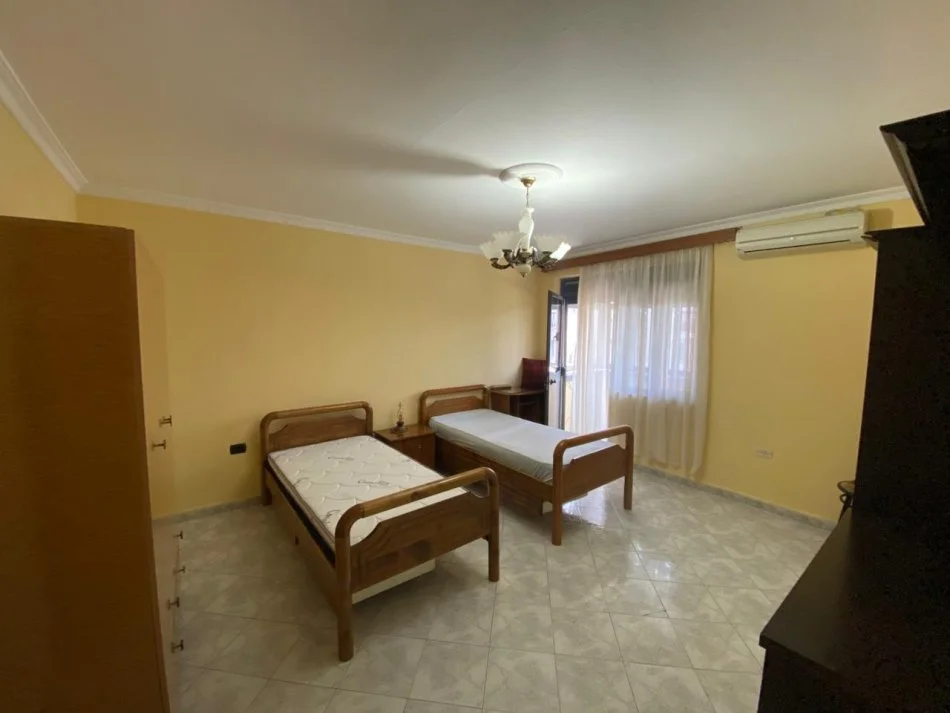 Tirane, jepet me qera apartament 2+1 Kati 5, 500 € (Mbrapa Restorant Durresit)