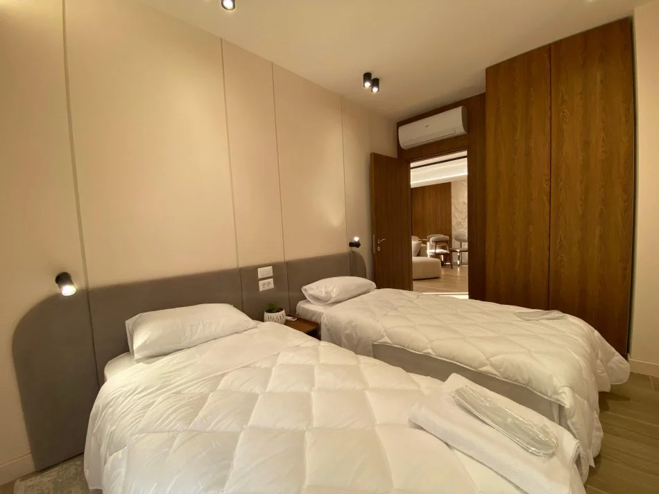 Tirane, jepet me qera apartament 2+1+Ballkon Kati 3, 1.500 € (Rruga e Kavajes, Kisha Katolike)