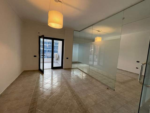 Tirane, jepet me qera ambjent biznesi Kati 1, 132 m² 800 Euro (Faik Konica)