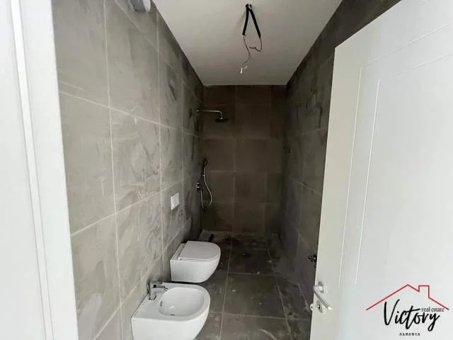 Tirane, jepet me qera apartament 3+1+BLK Kati 10, 160 m² 1.000 Euro (Garden Building tek 21 Dhjetori)