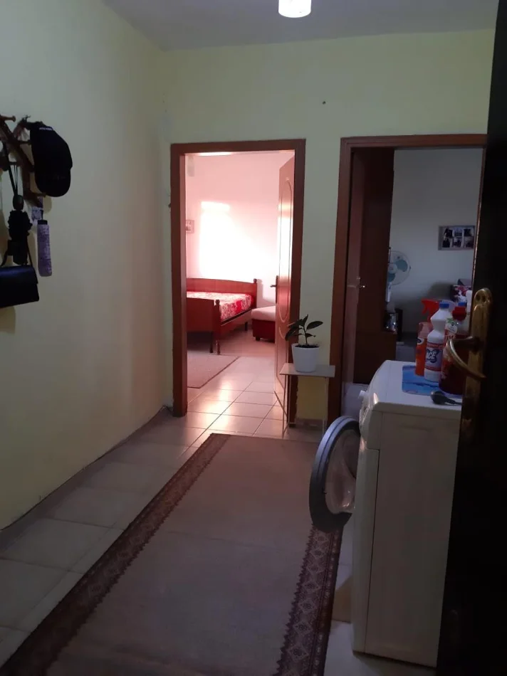 Tirane, jepet me qera apartament 1+1 Kati 4, 70 m² 350 € (Ali Dem prane Kryegjyshates)