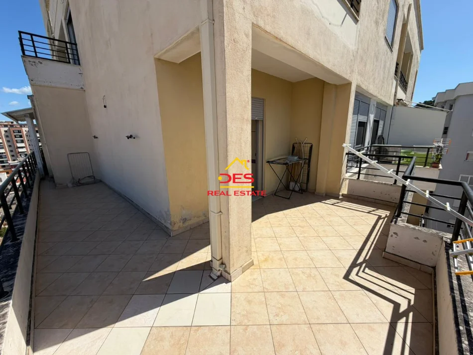 Vlore, shitet apartament 1+1+Ballkon Kati 8, 101 m² 125.000 € (Rruga Fiqirete Musta)