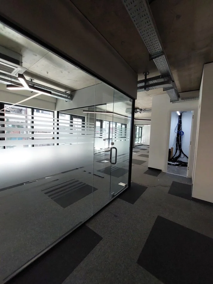 Tirane, jepet me qera zyre Kati 1, 300 m² 6.000 € (Rruga e Kosovareve)