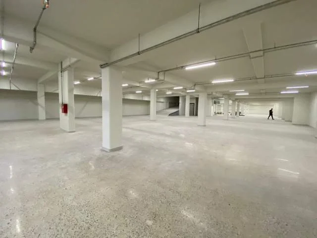Tirane, jepet me qera ambjent biznesi Kati 0, 3.600 m² 15.000 Euro (Mezeze)