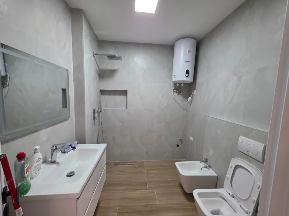 Tirane, shitet apartament 2+1+Ballkon Kati 1, 87 m² 188.000 € (Rruga Muzaket)
