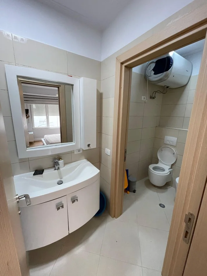 Tirane, jepet me qera apartament 2+1+Ballkon Kati 2, 90 m² 700 € (Kodra e Diellit)