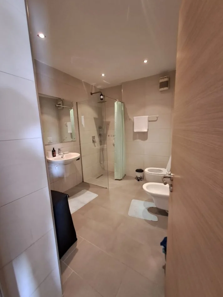 Tirane, jepet me qera apartament 1+1+Aneks+Ballkon Kati 8, 65 m² 600 € (Stadiumi Air Albania)