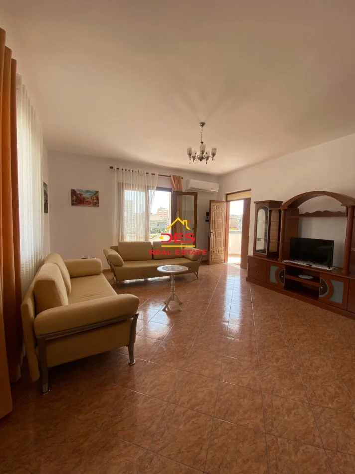 Vlore, jepet me qera Vile 2+1+Ballkon Kati 4, 180 m² 400 € (Rruga Enver Jaho)