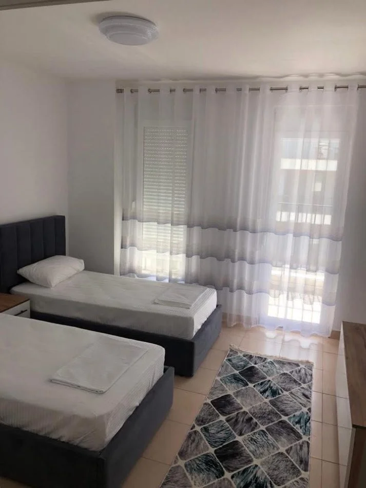 Tirane, jepet me qera apartament 2+1 , 116 m² 650 € (Rruga 5 Maj)
