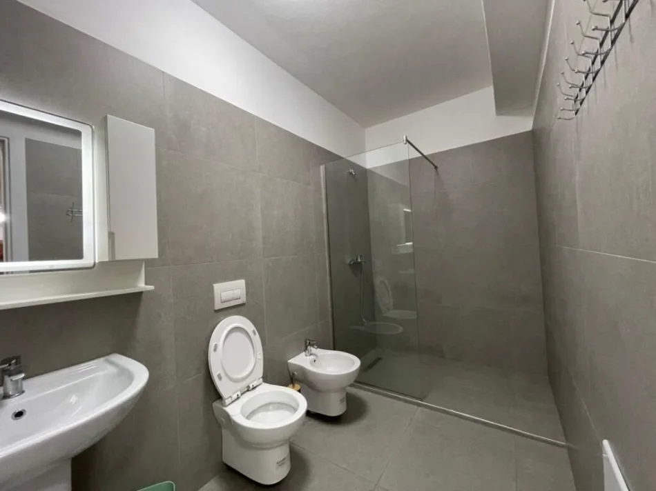 Tirane, jepet me qera apartament , 110 m² 900 € 
