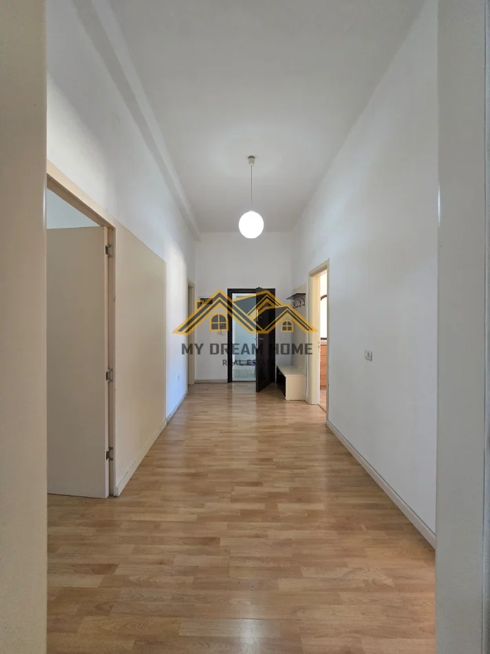 Durres, jepet me qera apartament 3+1+Ballkon Kati 3, 100 m² 400 € (qender)
