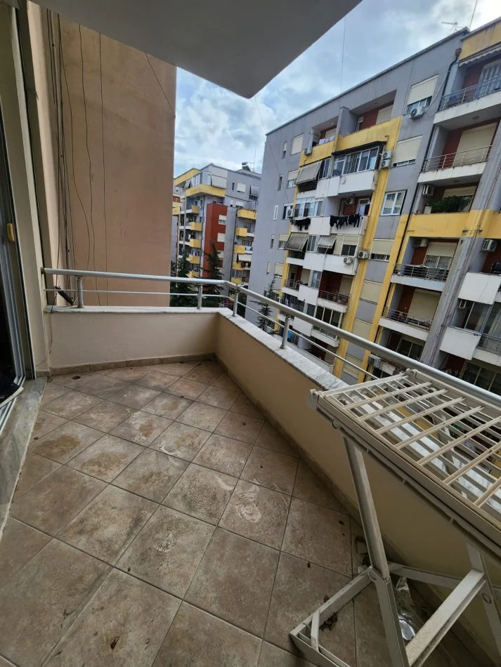 Tirane, jepet me qera apartament 1+1+Ballkon Kati 4, 60 m² 400 € (Astir)