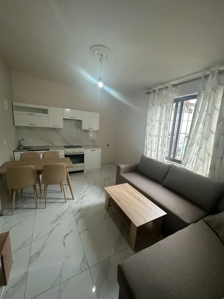 Tirane, jepet me qera apartament 1+1 Kati 1, 43m² 350 € (Kinostudio)