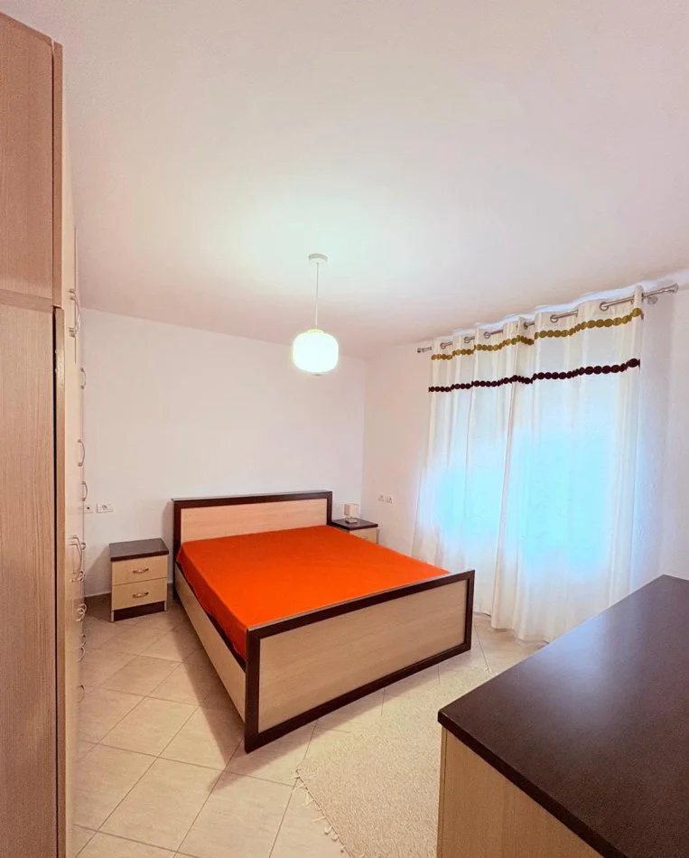 Tirane, jepet me qera apartament 1+1+Ballkon Kati 3, 60 m² 510 € (Rr Elbasanit)