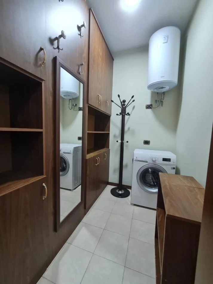 Tirane, jepet me qera apartament 3+1 Kati 3, 135 m² 850 € (Bulevardi Zogu I)