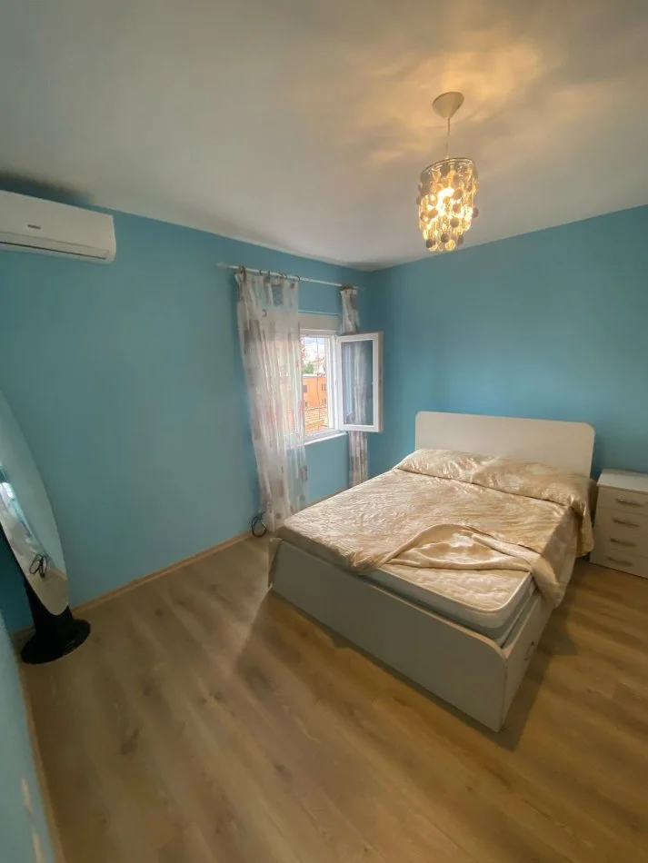 Tirane, jepet me qera apartament 1+1 Kati 5, 75 m² 430 € (Rruga Naim Frasheri, Rruga e Kavajes, 21 Dhjetori, prane Hotel Villa 22.)