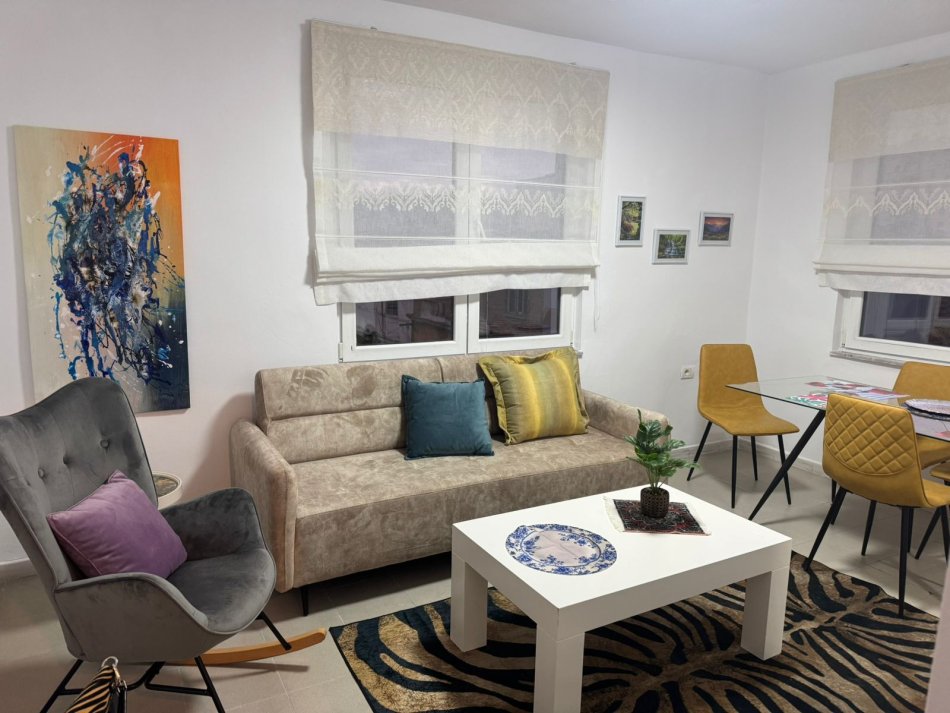 Tirane, jepet me qera apartament 1+1 Kati 1, 600 € 