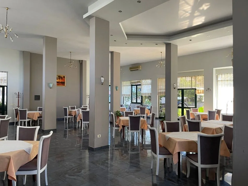 Durres, jepet me qera lokal Kati 0, 260 m² 1.700 € 