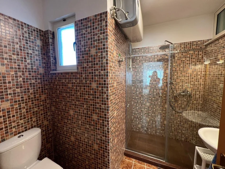 Tirane, jepet me qera apartament 2+1+Ballkon Kati 5, 106 m² 1000 € (Rruga e Kavajes)