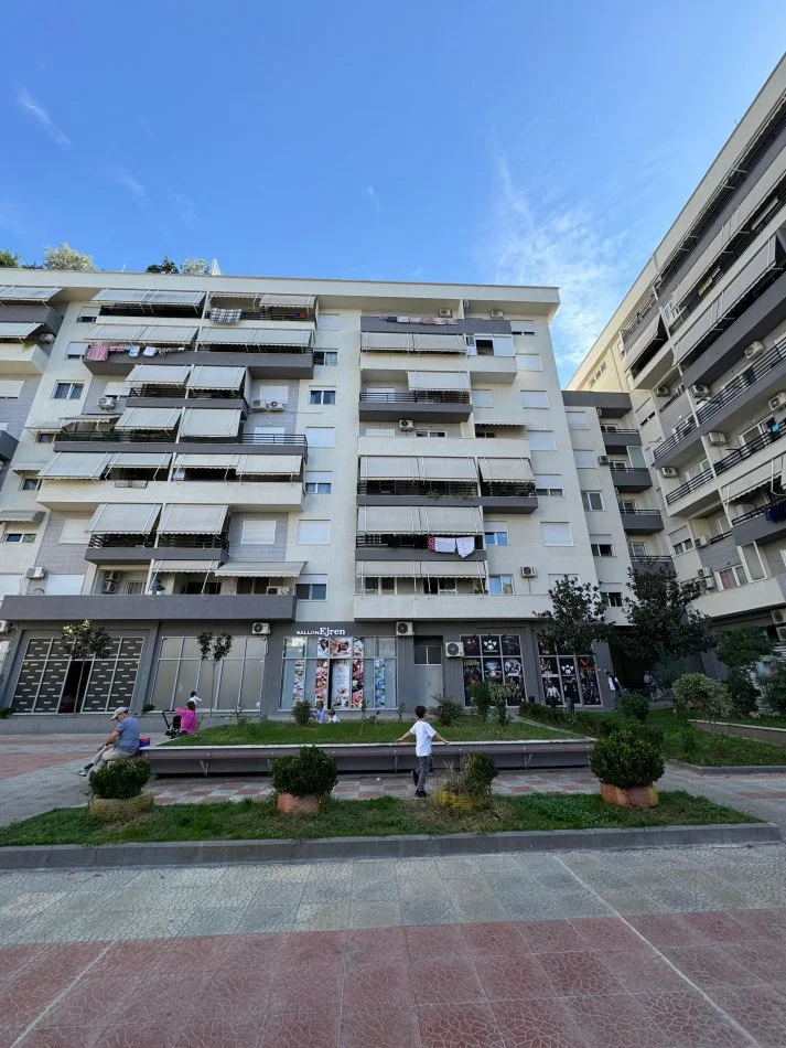 Tirane, shitet apartament 1+1+Ballkon Kati 4, 64 m² 165.000 € (Komuna e Parisit)