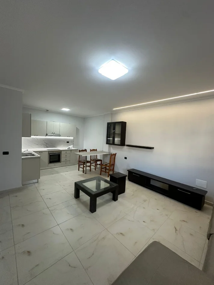 Tirane, jepet me qera apartament 1+1 Kati 2, 65 m² 400 € (Jordan Misja prane Kontaktit)