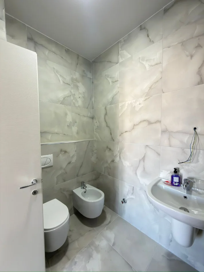 Tirane, jepet me qera apartament 2+1+Ballkon Kati 6, 700 € 