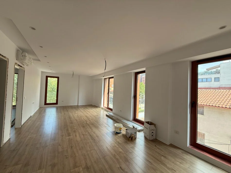 Tirane, jepet me qera zyre Kati 2, 83 m² 1300 € (rruga e Kavajes)