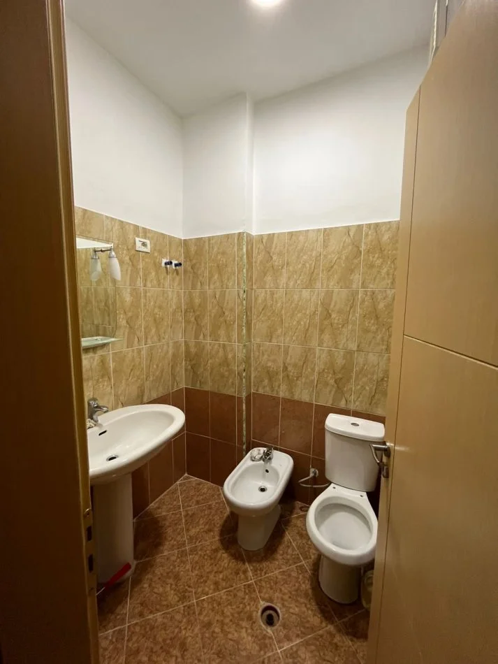 Tirane, jepet me qera apartament 3+1+Ballkon Kati 3, 104 m² 370 € (Fresk , Furre Buke Europa)