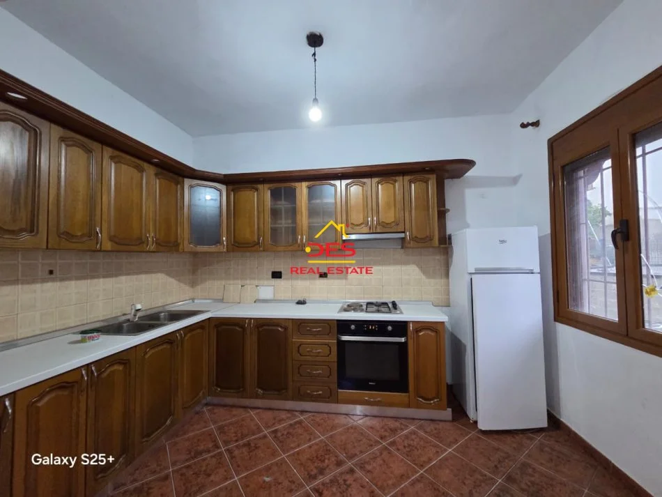 Vlore, shitet apartament 2+1+Ballkon Kati 0, 105 m² 240.000 € (Rruga Demokracia)