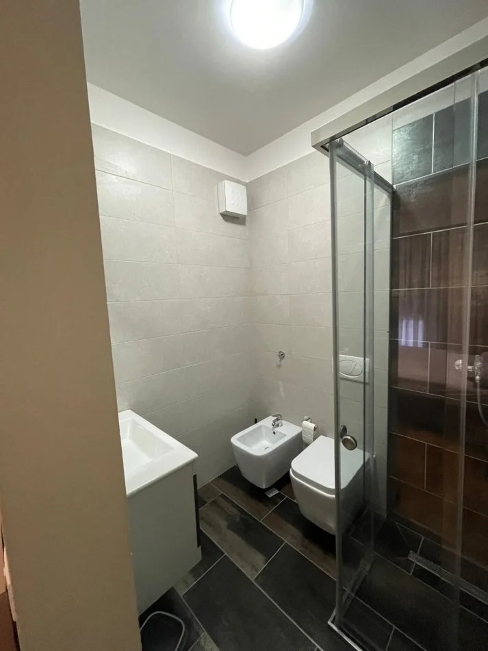 Tirane, jepet me qera apartament 2+1+Aneks+Ballkon Kati 7, 110 m² 1.400 € (Kompleksi Delijorgji)