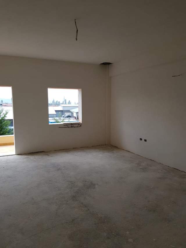 Elbasan, jepet me qera apartament 3+1, 206 m² 10.000 Leke