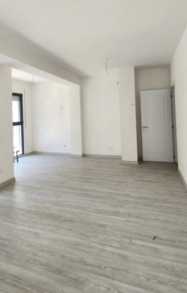 Shqiperi, shitet apartament 3+1 Kati 2, 147 m² 272.700 € (Rezidenca Elbavo)