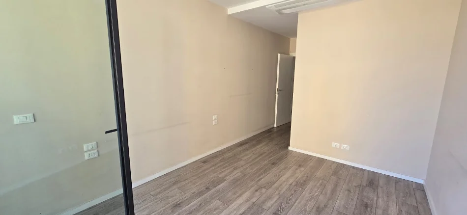 Tirane, jepet me qera apartament 1+1 Kati 1, 115 m² 1.500 € (Lake View Residence)