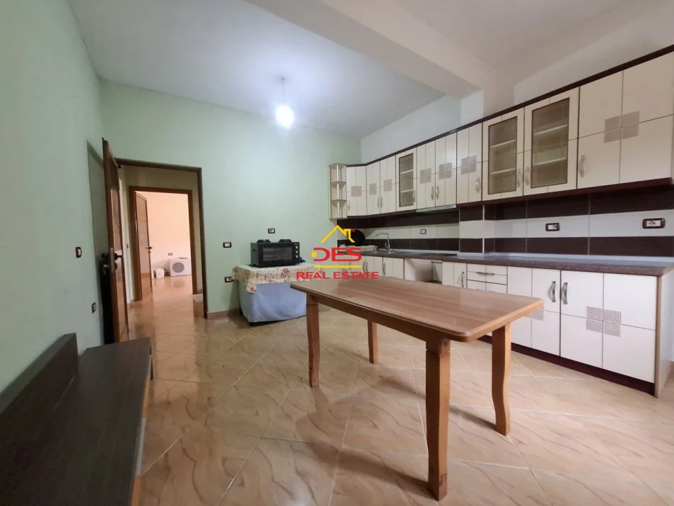 Vlore, jepet me qera shtepi 2+1+Ballkon Kati 0, 89 m² 350 € (Rr Sazani, Vlorë)