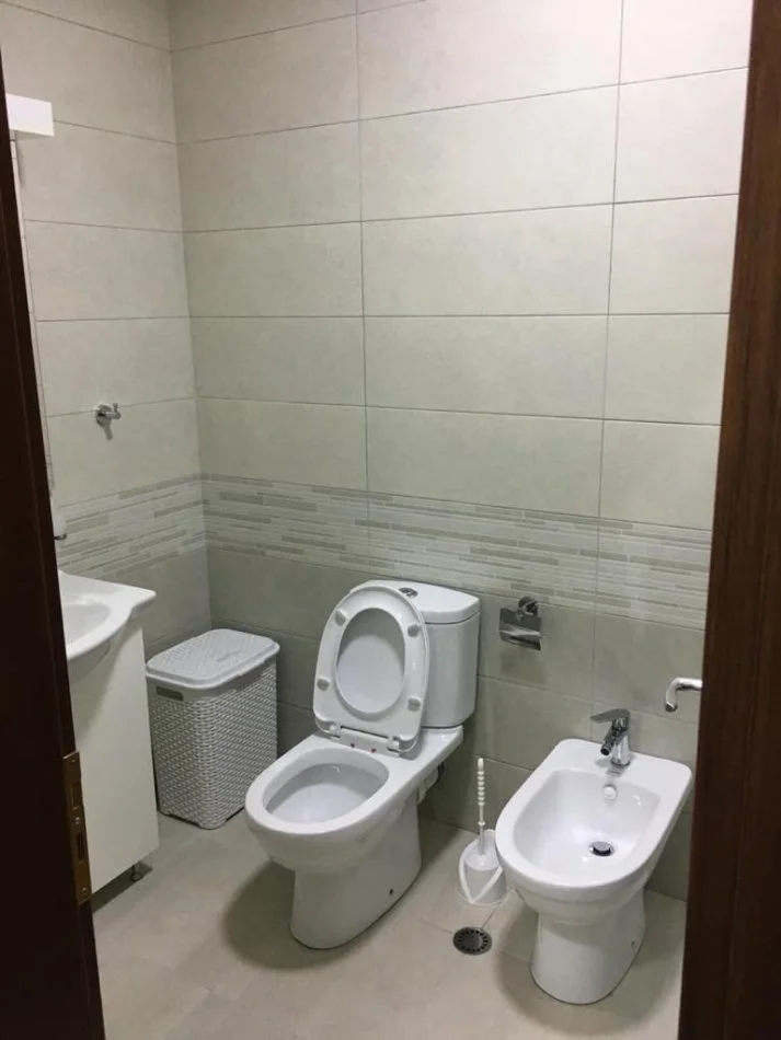 Tirane, jepet me qera apartament 1+1+Ballkon Kati 1, 65 m² 700 € (21 Dhjetori)