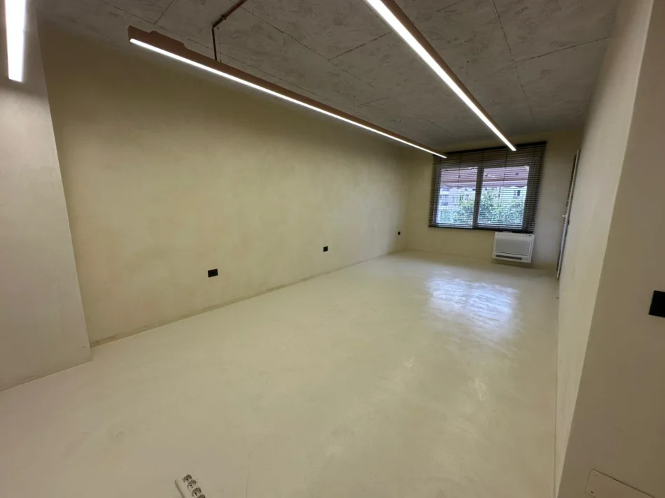 Tirane, jepet me qera ambjent biznesi Kati 1, 66 m² 800 € (Rruga Anton Lufi)