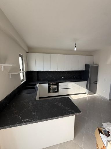 Tirane, jepet me qera apartament 2+1+Ballkon Kati 2, 109 m² 350 € (tek Oxa ne Fresk)