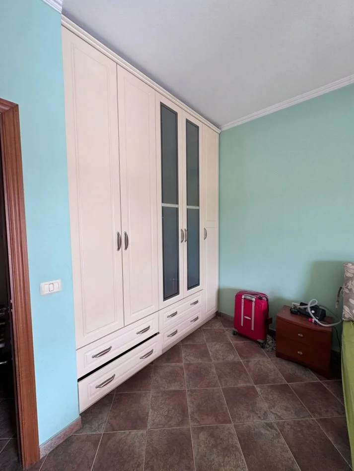 Tirane, jepet me qera apartament 1+1+Ballkon , 80 m² 550 € (rruga e Kavajes)