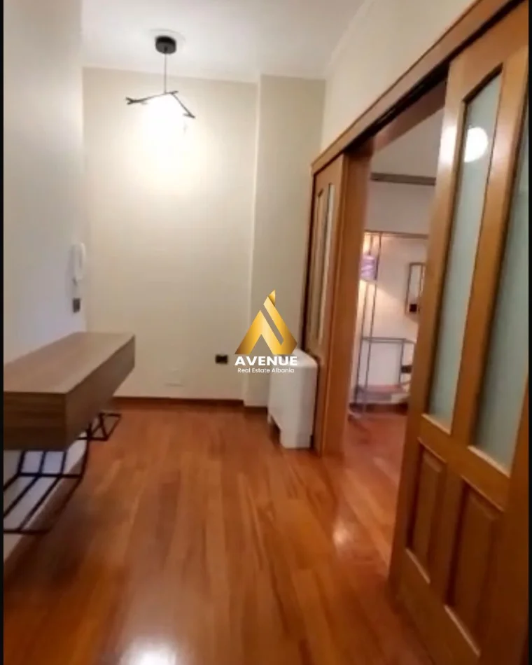 Tirane, jepet me qera apartament 3+1+Ballkon Kati 4, 115 m² 1.600 € (Rruga e Kosovareve)