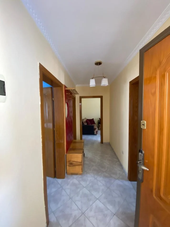 Tirane, jepet me qera apartament 2+1 Kati 5, 500 € (Mbrapa Restorant Durresit)