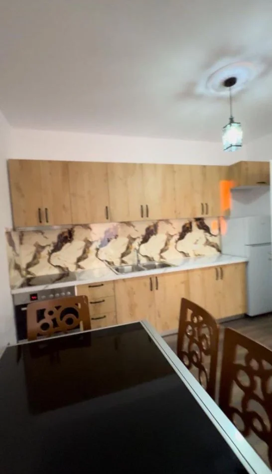 Tirane, jepet me qera apartament 2+1+Ballkon Kati 4, 87 m² 450 € (Shkoze)