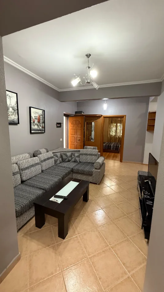 Tirane, jepet me qera apartament 1+1 Kati 1, 65 m² 550 € (Garda)