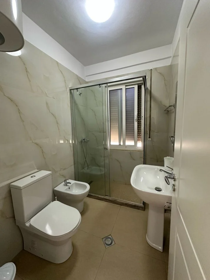 Tirane, jepet me qera apartament 2+1 Kati 2, 122 m² 900 € (prane Pavarottit)