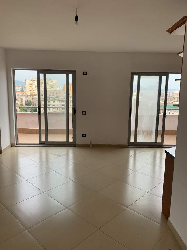 Jepet me qera apartament 3+1+Dy BLK + DY BANJO, Kat 7, 164 m² 400 Euro/ muaj (Rruga ura ngjit me rajonin policise nr 4)