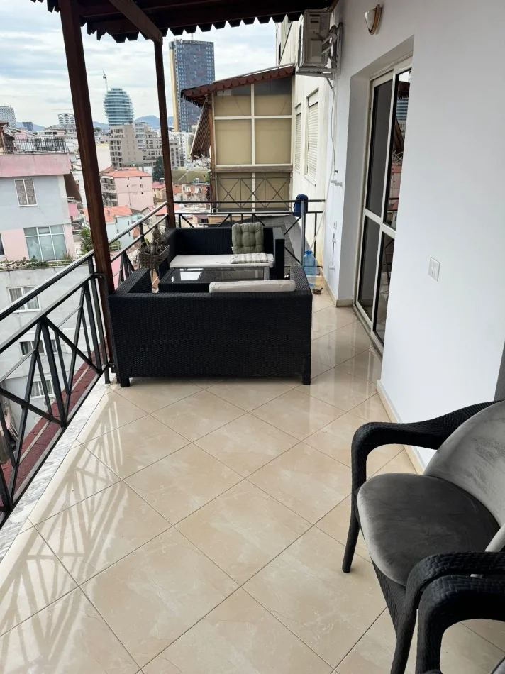 Tirane, jepet me qera apartament 2+1+Ballkon Kati 9, 111 m² 65,000 ALL (Rruga e Barrikadave)