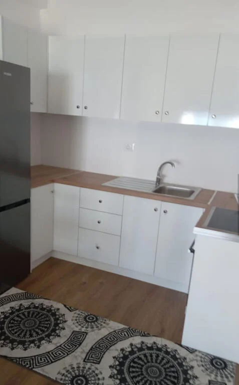 jepet me qera , 400 €