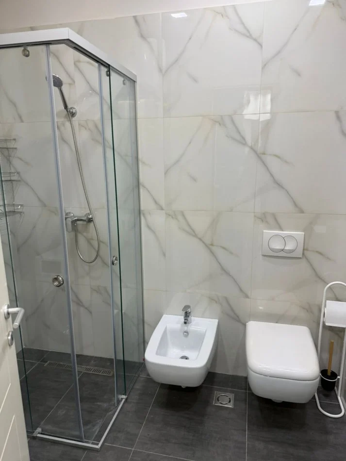 jepet me qera apartament 1+1 , 72 m² 900 € (Kompleksi Delijorgj)