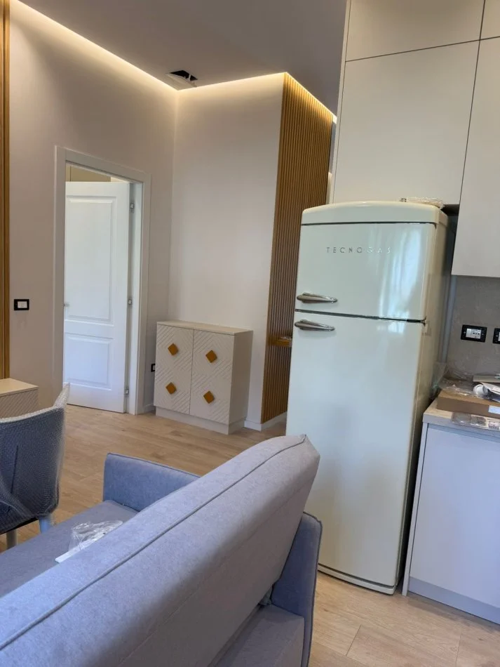 Tirane, jepet me qera apartament 1+1 Kati 1, 55 m² 900 € (Rruga e dibres)